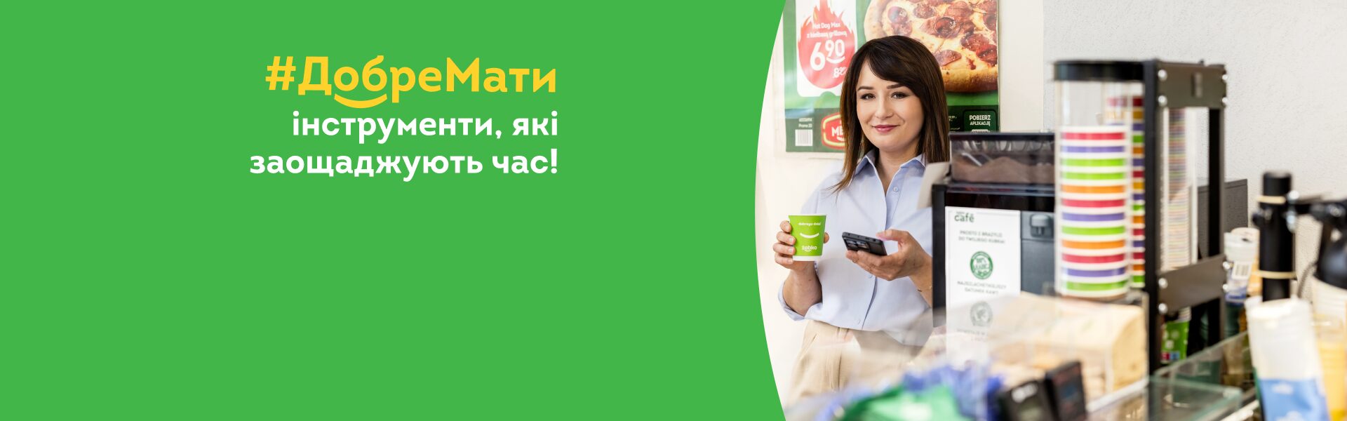 Kobieta z telefonem i kawą w Żabce