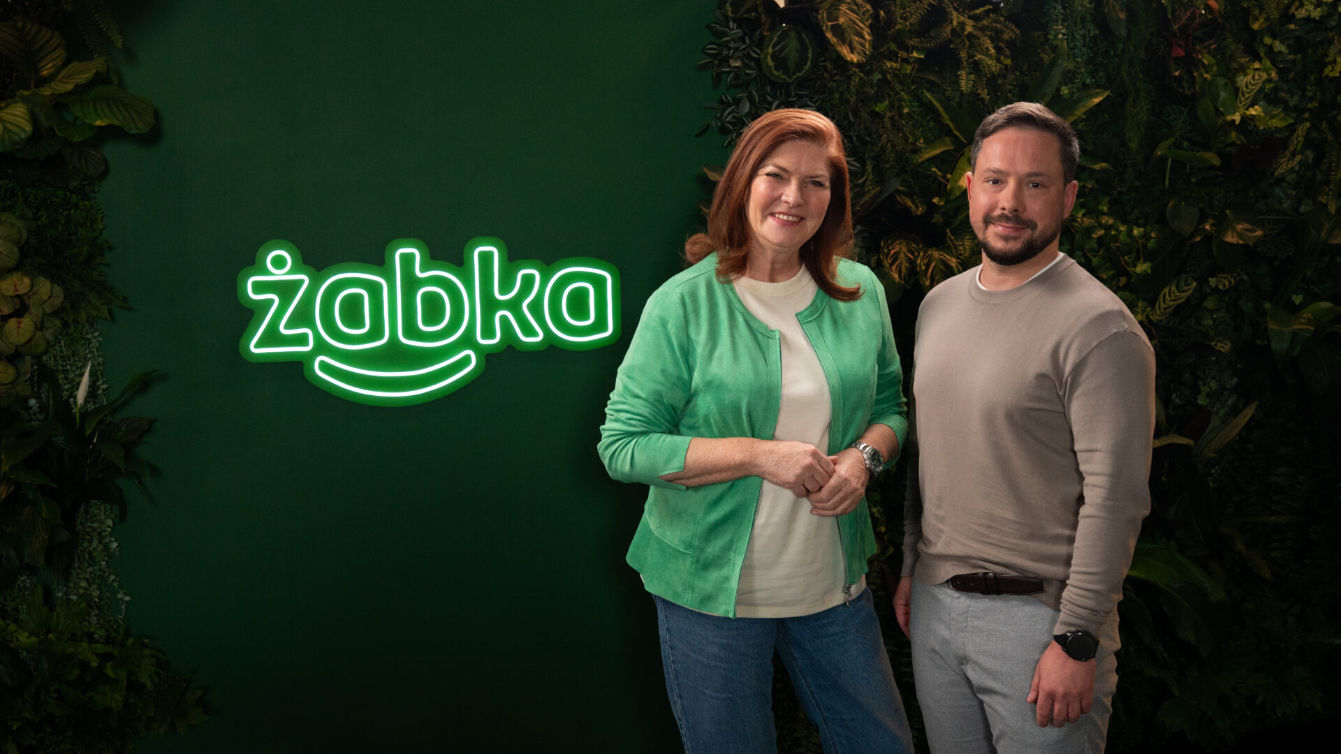 Mężczyzna i kobieta stoją i się uśmiechają