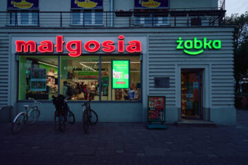 Historyczny neon „Małgosia” znów świeci na Żoliborzu