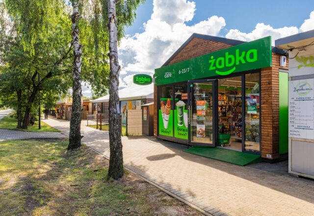 Sklep sezonowy Żabki – szansa na rozwój, który smakuje latem 
