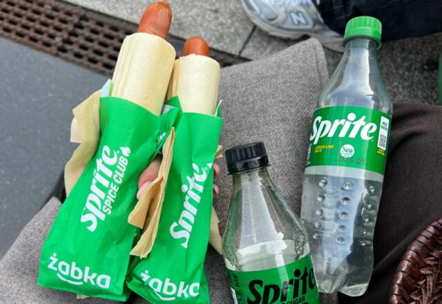 Żabka i Sprite łączą siły! Limitowany sos do hot dogów już w sklepach