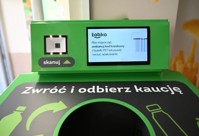 Żabka przyjmuje opakowania kaucyjne i niekaucyjne: za zwrócone butelki PET i puszki klienci otrzymają teraz 50 żappsów!