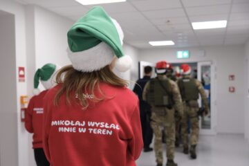 Mikołajkowa energia w Poznaniu. Żabka i policja ponownie dostarczają „Paczkę z uśmiechem” małym pacjentom