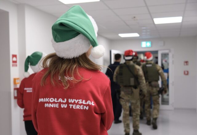 Mikołajkowa energia w Poznaniu. Żabka i policja ponownie dostarczają „Paczkę z uśmiechem” małym pacjentom