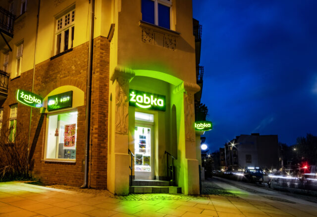 Poprawki krawieckie… w Żabce! Sieć we współpracy z woshwosh wprowadza nową usługę online