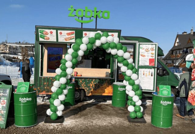 Zimowa Żabka na kółkach. Pierwszy food truck prowadzony przez franczyzobiorcę sieci stanął w sercu Podhala