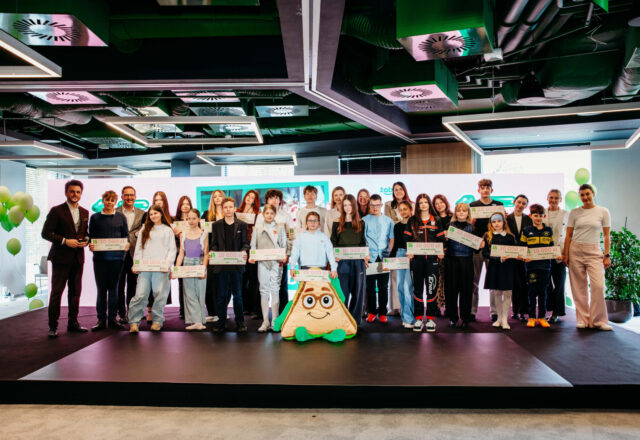 Talent, emocje i odwaga na jednej scenie. Żabka świętuje 15 lat programu stypendialnego