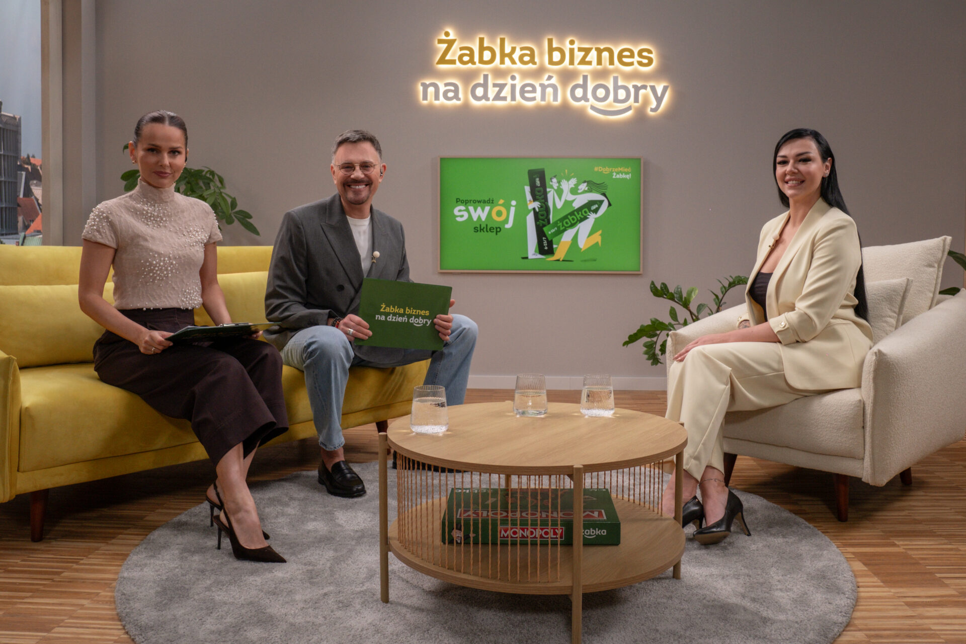 Franczyzobiorczyni sklepu Żabka Patrycja Nowak podczas wywiadu z Krzysztofem Ibiszem i Pauliną Sykut Jeżyną. Podcast Żabka Biznes na dzień dobry.