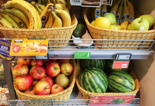 Owoce i warzywa w nowej roli – Żabka stawia na świeże przekąski do spożycia w biegu