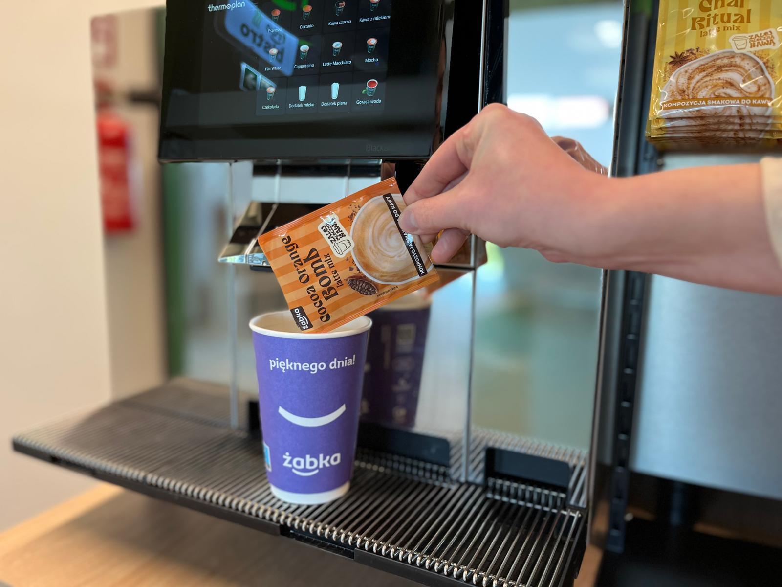 Over 50 million cups of coffee annually. Żabka bets on cocoa with orange and cinnamon this autumn